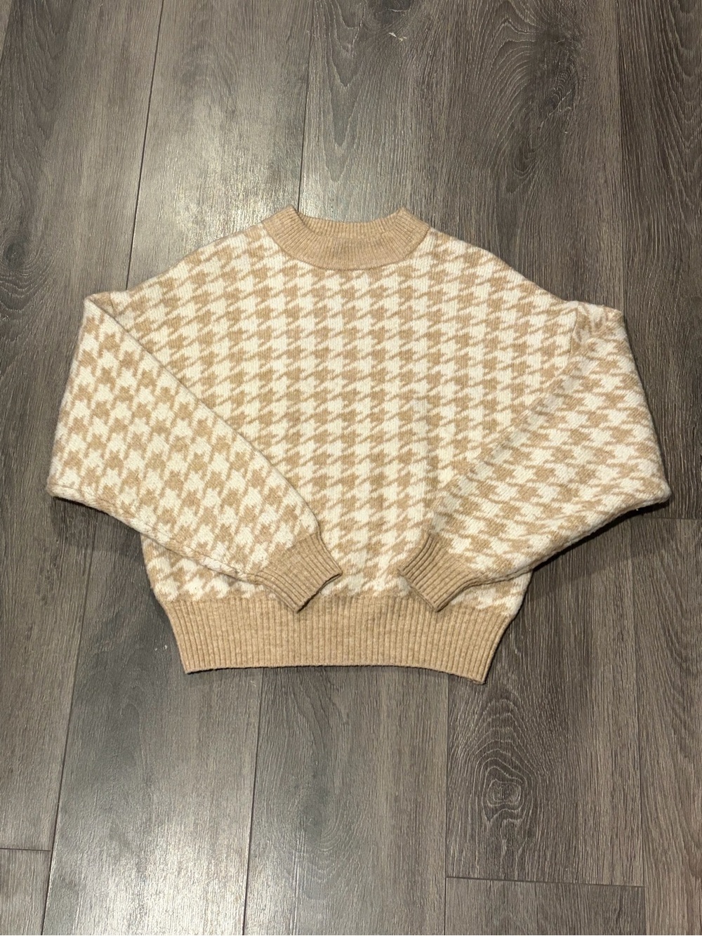 H&M Women’s Small Old Money Beige and Cream Houndstooth Crewneck Sweater